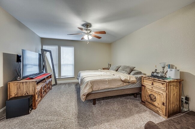 Building Photo - 211 Willow Creek Ct