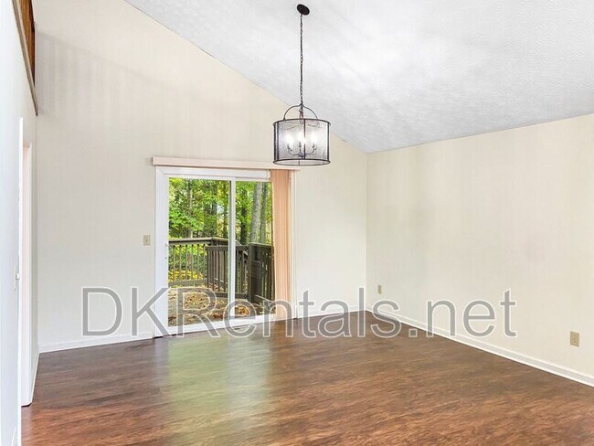 Building Photo - 2136 Clementine Dr