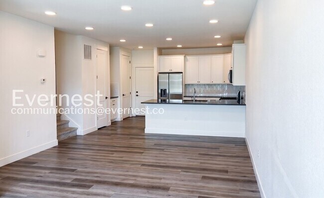 Building Photo - 3 Bed/2.5 Bath Town Home with Garage / Available Now!