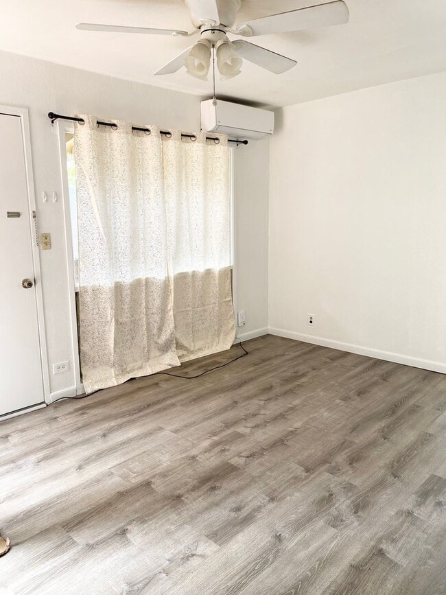 Building Photo - Moanalua Valley - 2 bedroom 1 bath 1 parki...