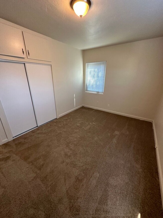 Building Photo - 2 bed/1 bath with garage