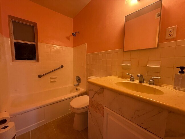 Building Photo - Charming 2-bedroom, 1-bath home in Daytona Beach