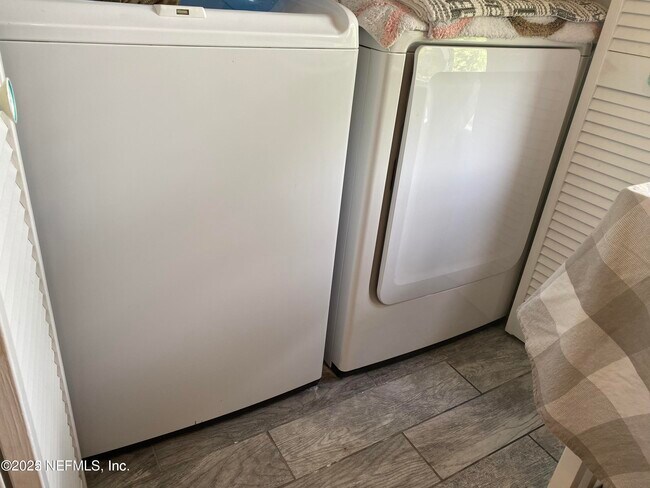 Building Photo - 636 Aquatic Dr