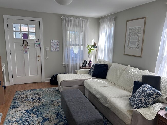 Building Photo - 19 Rose Ave