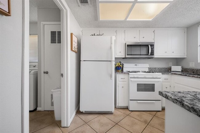 Building Photo - 3208 Twinberry Cove