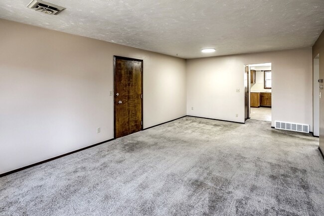 Building Photo - Spacious 2-Bed and 1-Bath Apartment!