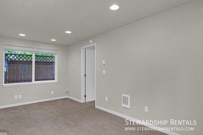 Building Photo - 1431 1/2 W. Broadway Avenue-