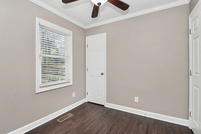 Building Photo - Two Bedroom Duplex Great Features and Comfortable Living!