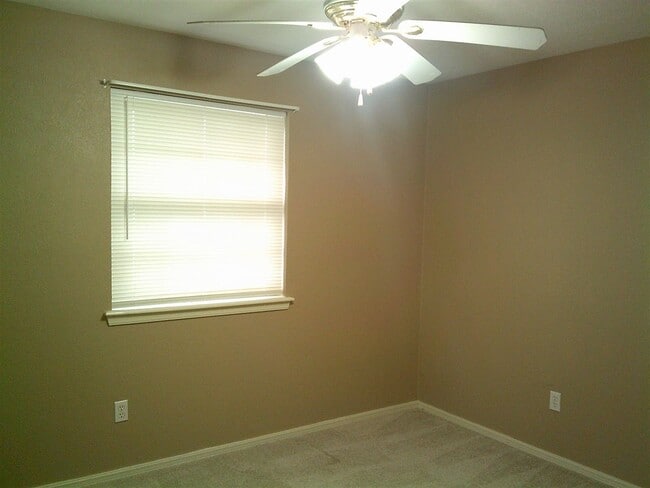 Building Photo - 2903 NE Lakeview Cir