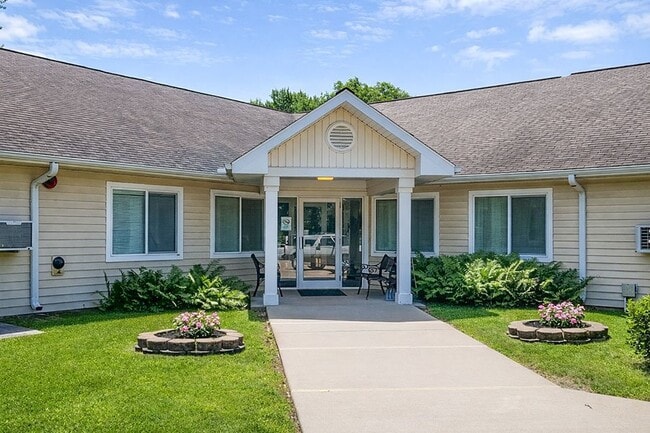 Building Photo - COUNTRYSIDE OF CLINTON