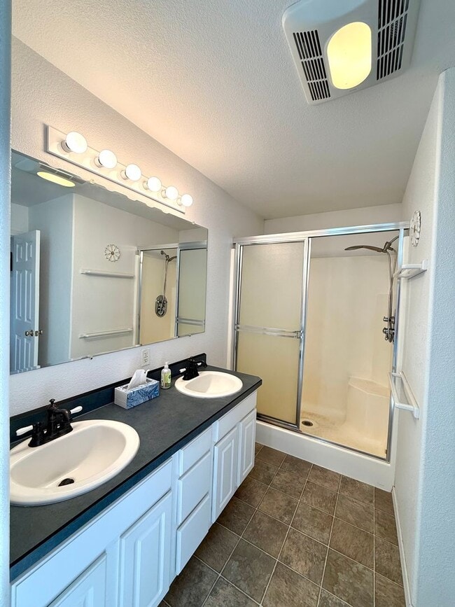 Building Photo - Charming Fully Furnished 2-Bedroom Home