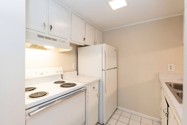 Building Photo - Two Bedroom End Unit Home!
