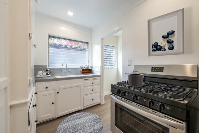 Building Photo - 941 N. Vendome St.