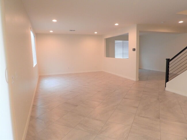 Building Photo - 4 Bedroom 2.5 Bathroom