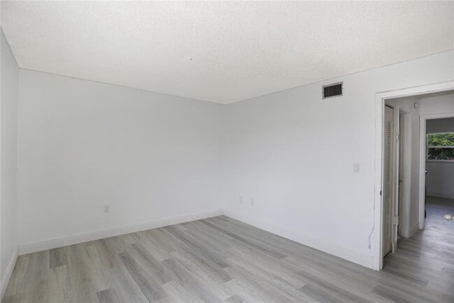 Building Photo - 8841 NE 4th Avenue Rd