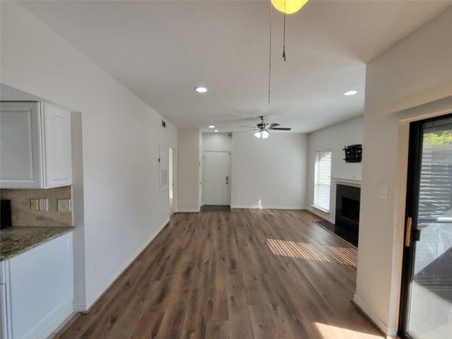 Building Photo - 2025 Augusta Dr