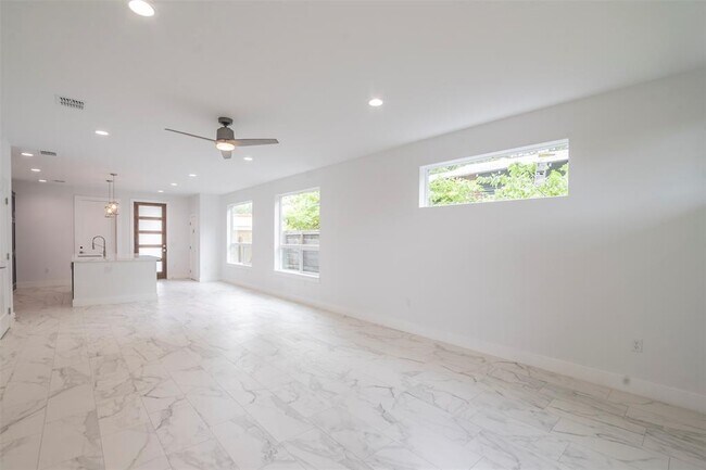 Building Photo - 616 W Dittmar Rd