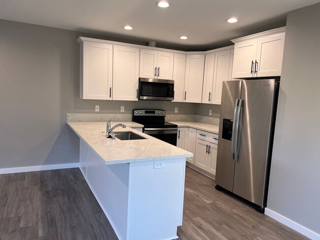 Building Photo - Newer 3 bedroom 2.5 bathroom duplex in Thu...