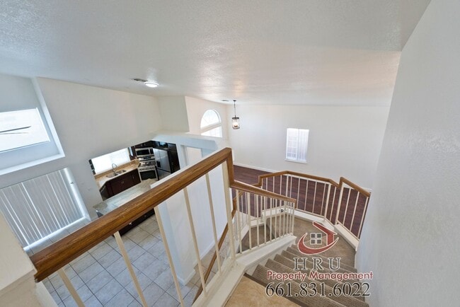 Building Photo - SW-4 bed/3 bath + pool house