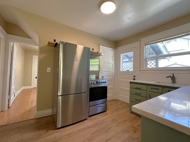 Building Photo - Gorgeous mature home with loads of charm o...