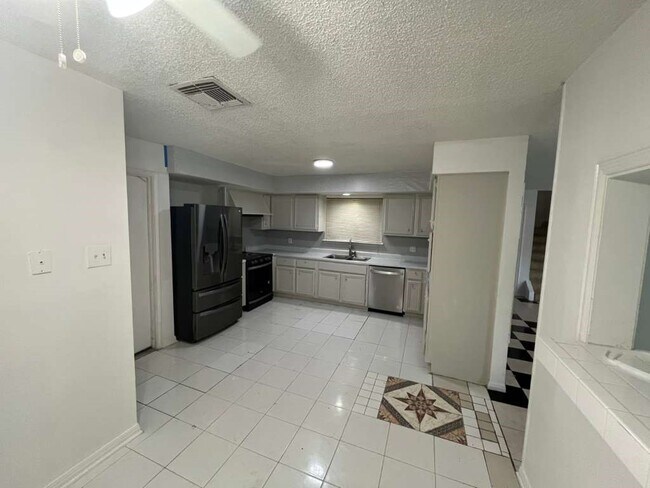 Building Photo - 12915 Ashford Knoll Dr