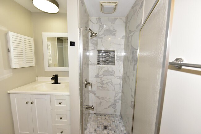 Building Photo - 1030 Galliton Ct