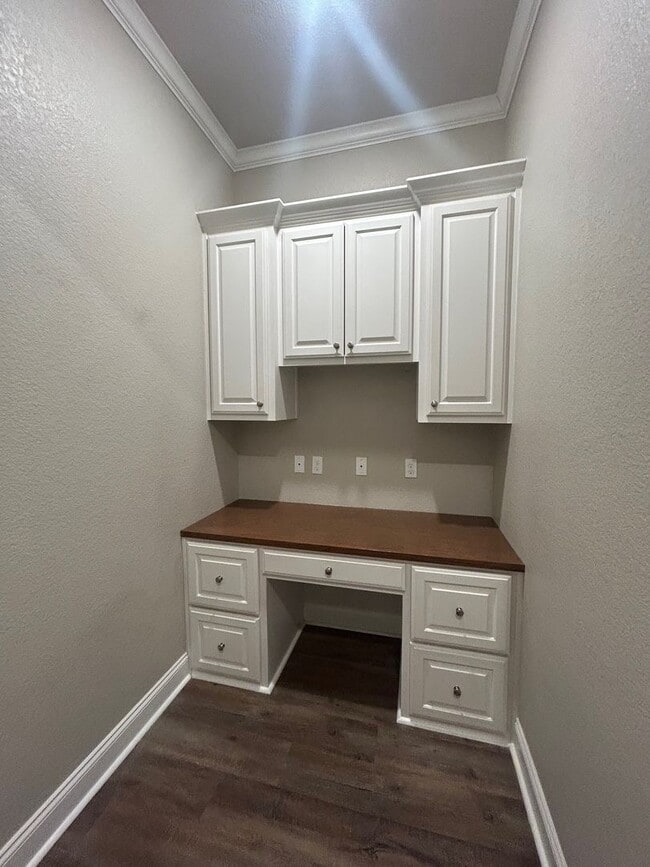 Building Photo - Beautiful Midway ISD Home