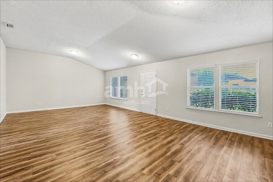 Building Photo - 12336 Deersong Dr N