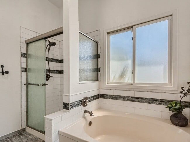 Building Photo - 9604 W Long Dr