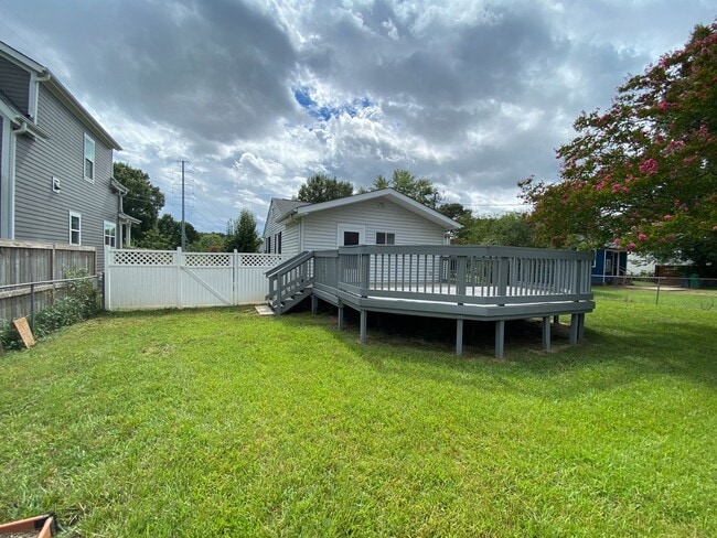 Building Photo - Cozy Ranch style home located in the Sedgefield Community !