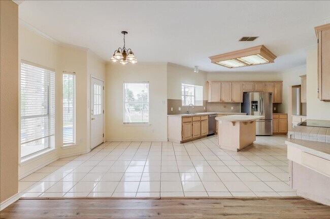 Building Photo - 7426 Lake Travis Dr