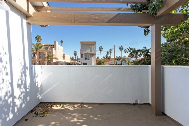 Building Photo - Modern Condo West of PCH!