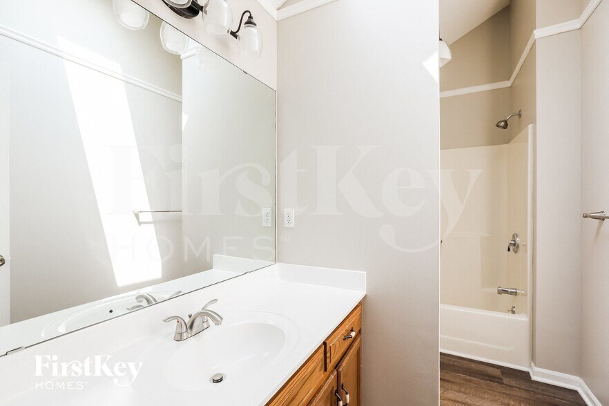 Building Photo - 7016 N Bristol Ave