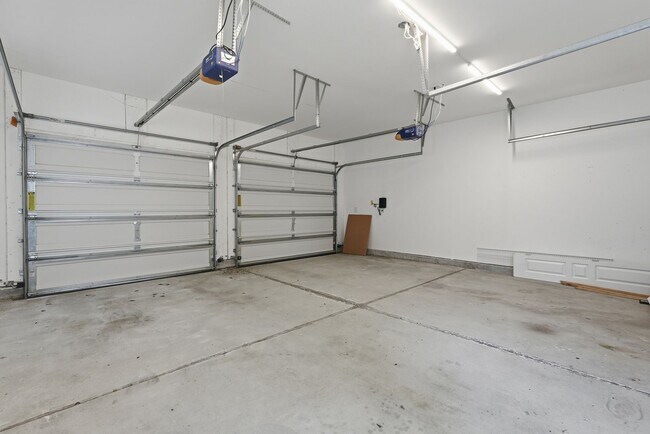 Building Photo - 313 Lakeview Dr