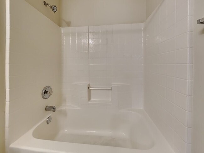 Building Photo - Spacious 4/2 with Fenced Yard