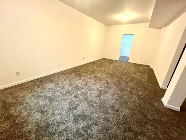 Building Photo - Beautiful 5-bedroom House in the Saddle Rock Area