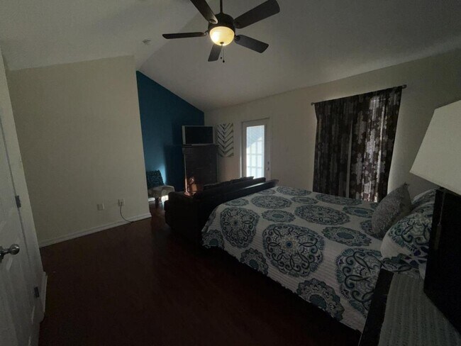 Building Photo - 1131 Century Oaks Dr