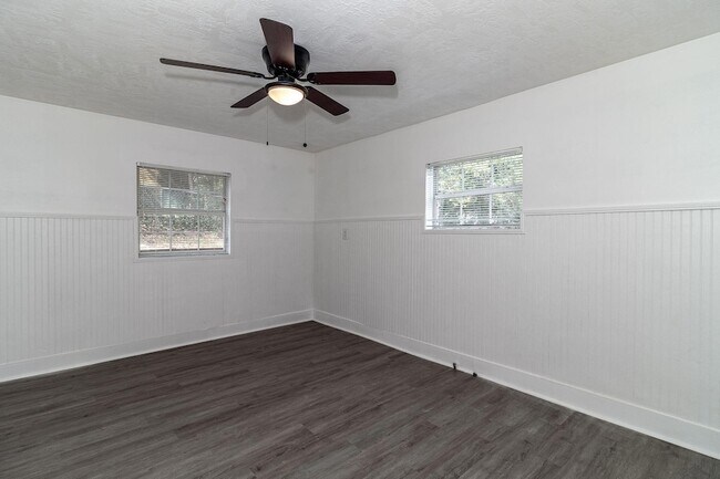 Building Photo - 2113 Cresswell Dr