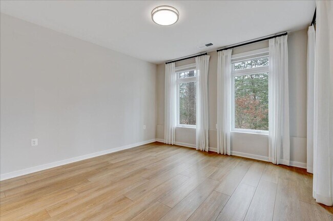 Building Photo - Modern 2-bedroom, 2-bath apartment