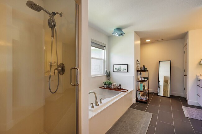 Building Photo - 5 Bedroom/4 Bathroom Lehi
