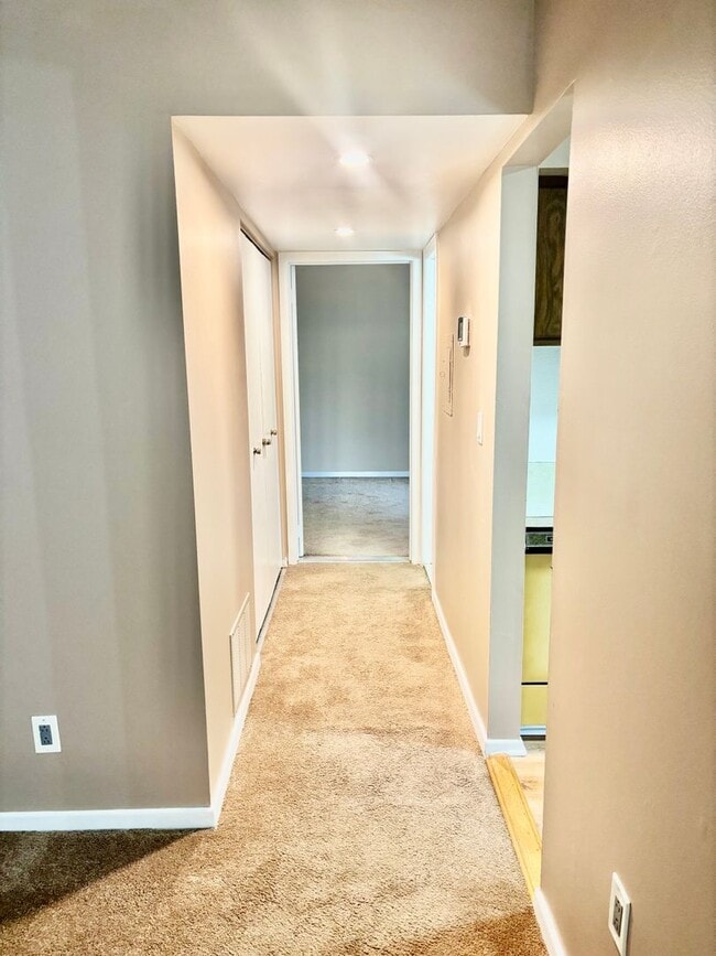 Building Photo - 1 Bedroom, 1 Bathroom Condo located in the...