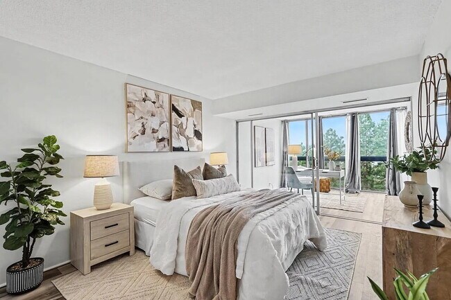 Building Photo - "Chic & Cozy 1-Bed Oasis in Palo Alto: Furnished Gem with Pool & More!"