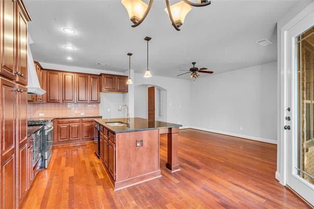 Building Photo - 932 Brook Forest Ln