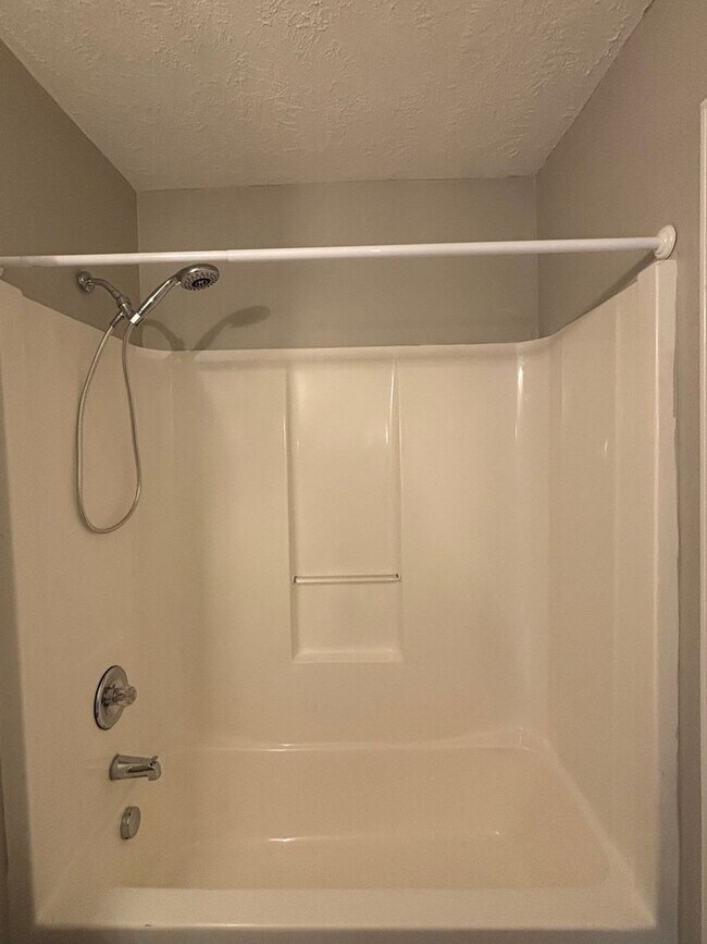 Building Photo - AVAILABLE NOW- LOW MAINTENANCE, MOVE-IN READY PATIO HOME IN NE COLUMBIA!!