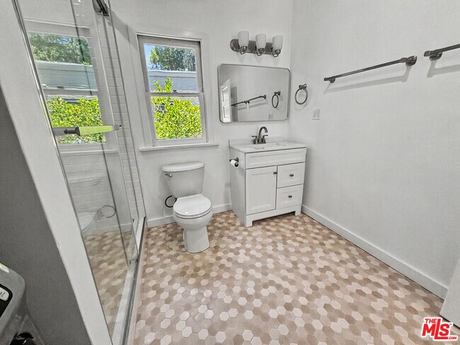 Building Photo - 2139 Holly Dr