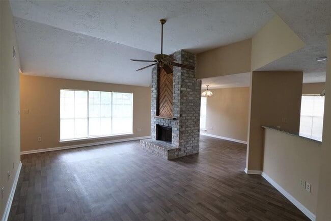Building Photo - 22015 Kenlake Dr