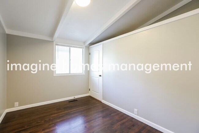 Building Photo - Freshly Renovated 3 Bedroom 1.5 Bath Home ...