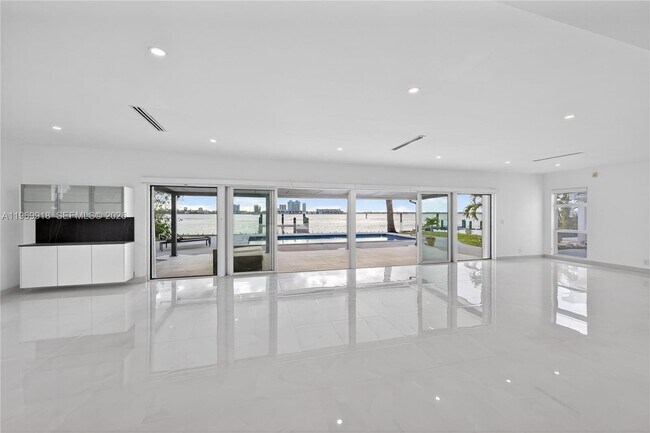 Building Photo - 1101 S Shore Dr