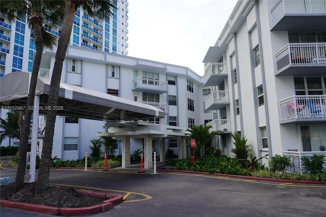 Building Photo - 1913 S Ocean Dr