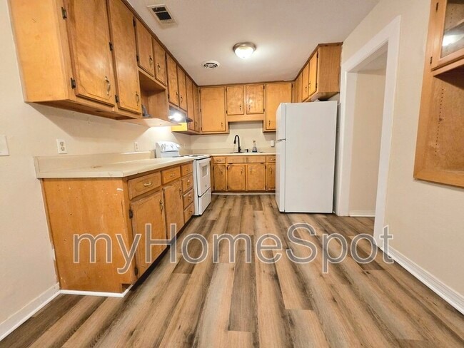Building Photo - 909 Springbrook Ave